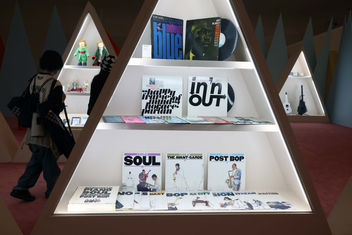 ▲미래 디자인 트렌드를 예측하고, 지금껏 본 적 없는 새로운 디자인 제품을 선보이는 ‘서울디자인위크 2025’가 15일 서울 중구 동대문디자인플라자(DDP)에서 개막한 가운데 참관객들이 다양한 디자인 제품을 살펴보고 있다. 올해 12회째인 이번 행사는 ‘디자인, 디자이너, 디자인 라이프(Design, Designer, Design Life)’를 주제로 디자인이 개인의 삶, 산업, 도시 문화 전반에 미치는 영향과 가능성을 보여주기 위해 마련됐으며, 전시·콘퍼런스·마켓·시민 참여 프로그램 등이 26일까지 진행된다. 행사의 중심은 이날부터 5일간 계획된 ‘DDP디자인페어’다. 올해는 서울디자인재단이 무신사 계열 ‘29CM’와 협업해 디자인 취향이 확실한 라이프스타일 브랜드 등 총 70개가 참여했다. 신태현 기자 holjjak@