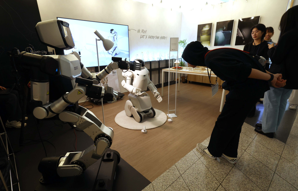 ▲미래 디자인 트렌드를 예측하고, 지금껏 본 적 없는 새로운 디자인 제품을 선보이는 ‘서울디자인위크 2025’가 15일 서울 중구 동대문디자인플라자(DDP)에서 개막한 가운데 참관객들이 다양한 디자인 제품을 살펴보고 있다. 올해 12회째인 이번 행사는 ‘디자인, 디자이너, 디자인 라이프(Design, Designer, Design Life)’를 주제로 디자인이 개인의 삶, 산업, 도시 문화 전반에 미치는 영향과 가능성을 보여주기 위해 마련됐으며, 전시·콘퍼런스·마켓·시민 참여 프로그램 등이 26일까지 진행된다. 행사의 중심은 이날부터 5일간 계획된 ‘DDP디자인페어’다. 올해는 서울디자인재단이 무신사 계열 ‘29CM’와 협업해 디자인 취향이 확실한 라이프스타일 브랜드 등 총 70개가 참여했다. 신태현 기자 holjjak@