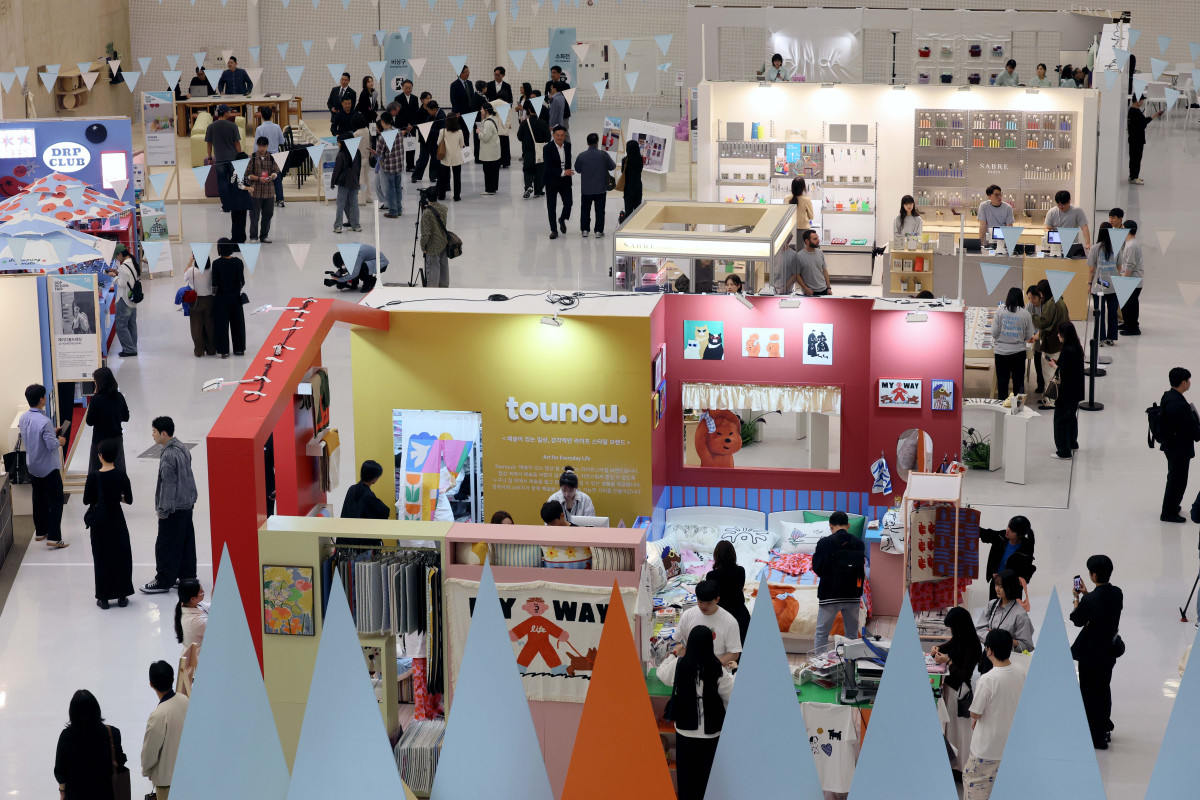 ▲미래 디자인 트렌드를 예측하고, 지금껏 본 적 없는 새로운 디자인 제품을 선보이는 ‘서울디자인위크 2025’가 15일 서울 중구 동대문디자인플라자(DDP)에서 개막한 가운데 참관객들이 다양한 디자인 제품을 살펴보고 있다. 올해 12회째인 이번 행사는 ‘디자인, 디자이너, 디자인 라이프(Design, Designer, Design Life)’를 주제로 디자인이 개인의 삶, 산업, 도시 문화 전반에 미치는 영향과 가능성을 보여주기 위해 마련됐으며, 전시·콘퍼런스·마켓·시민 참여 프로그램 등이 26일까지 진행된다. 행사의 중심은 이날부터 5일간 계획된 ‘DDP디자인페어’다. 올해는 서울디자인재단이 무신사 계열 ‘29CM’와 협업해 디자인 취향이 확실한 라이프스타일 브랜드 등 총 70개가 참여했다. 신태현 기자 holjjak@