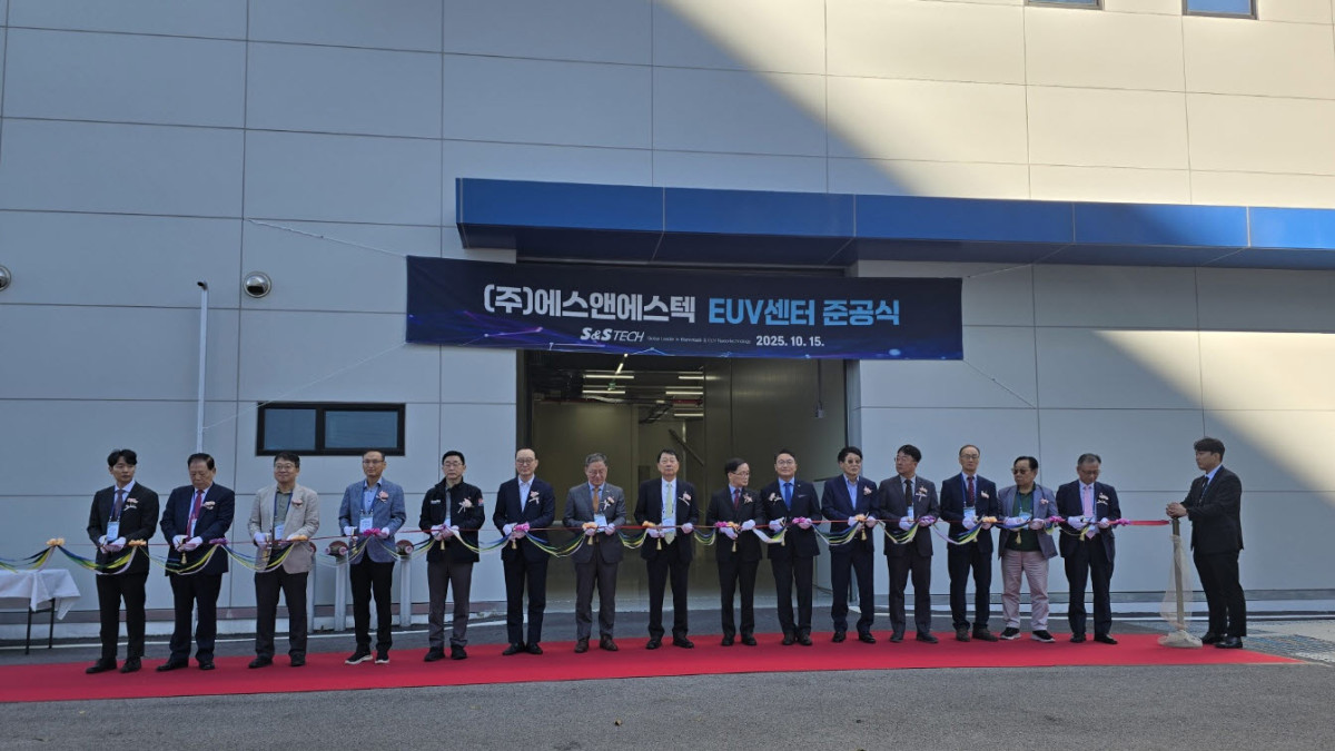 ▲15일 경기도 용인 반도체 클러스트에서 열린 '용인 EUV 센터' 준공식에서 정수홍 에스앤에스텍 대표이사(왼쪽에서 여덟 번째)와 주요 관계자들이 기념 테이프 커팅을 하고 있다. (사진제공=에스앤에스텍 )