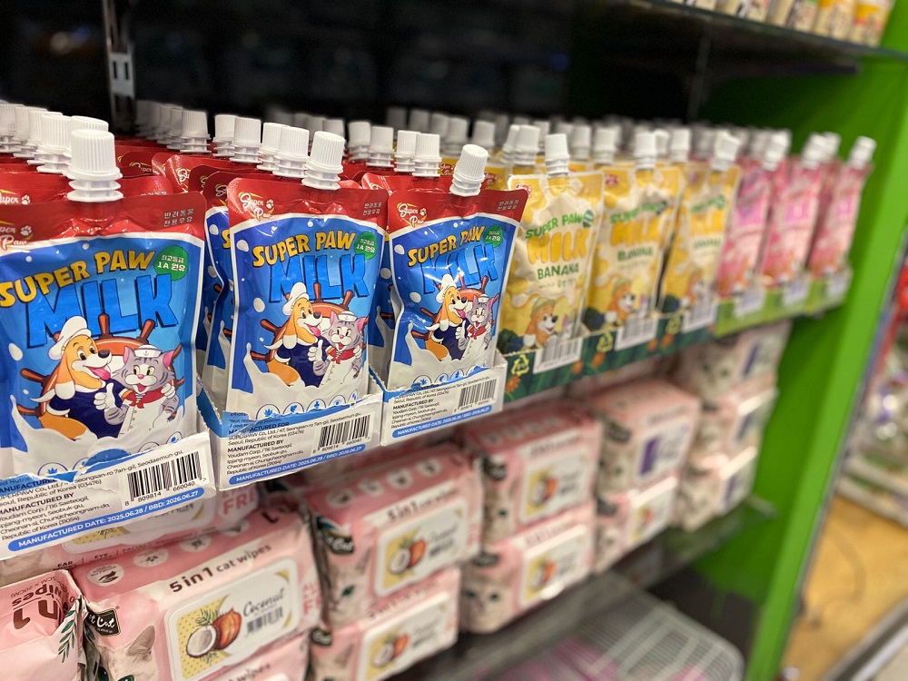 ▲‘Petsneeds’ 매장 내 진열대에 전시된 슈퍼포우 펫밀크 3종(플레인·바나나·딸기) (슈퍼포우 제공)