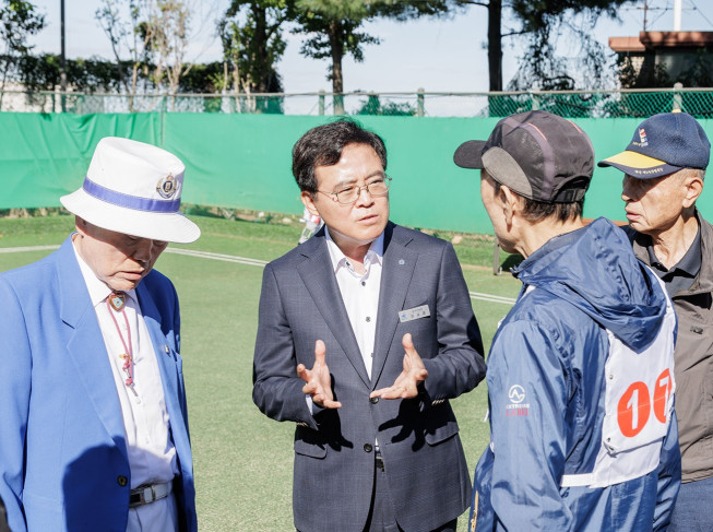 ▲진교훈(왼쪽 두 번째) 강서구청장이 까치산공원 게이트볼장에서 열린 ‘제30회 강서구청장기 게이트볼대회’를 찾아 주민 의견을 듣고 있다. (사진제공=강서구)