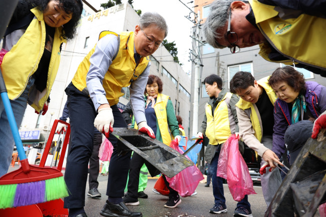 ▲장인홍(왼쪽 두 번째) 구로구청장이 주민들과 함께 오류1동 일대에서 마을 대청소를 진행하고 있다.  (사진제공=구로구)