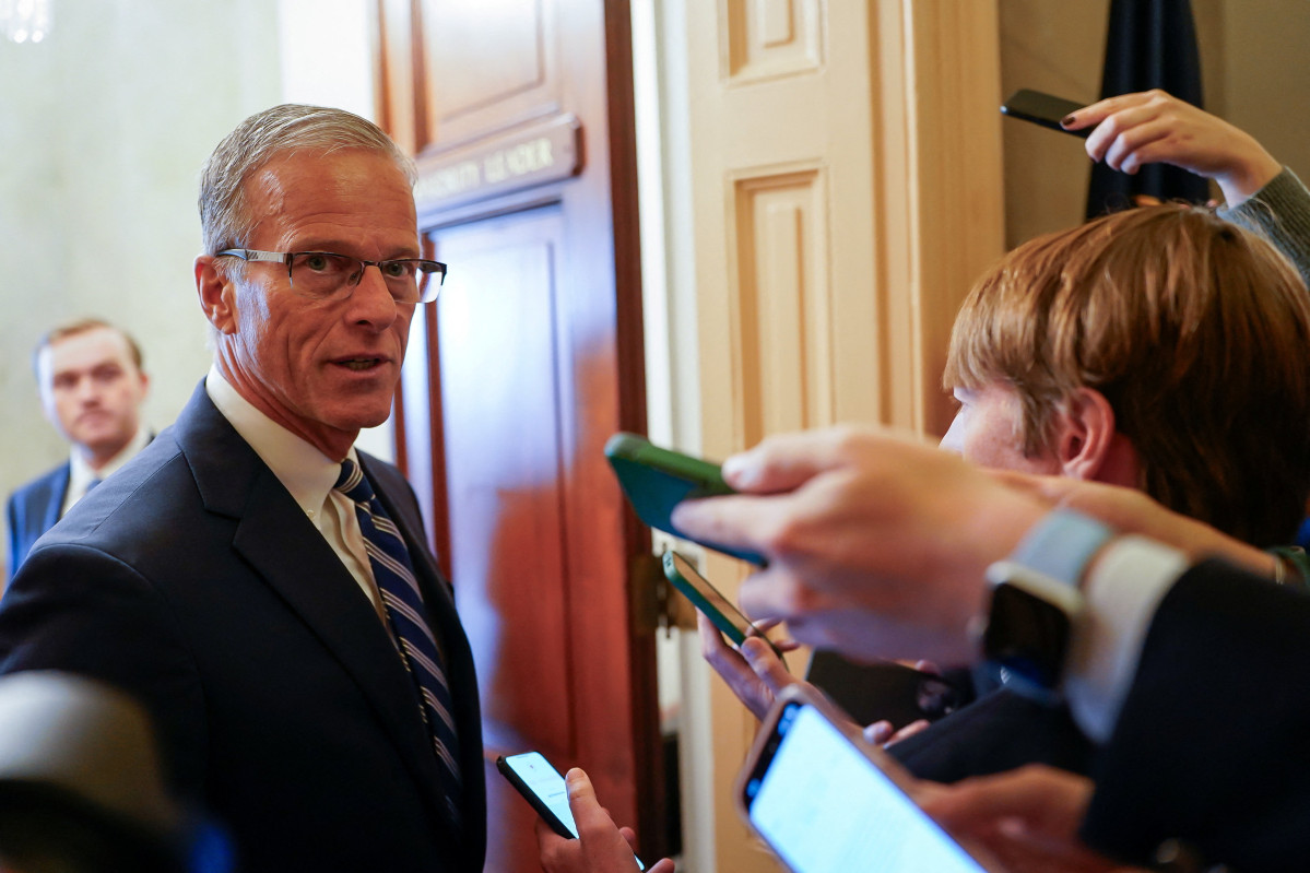 ▲14일(현지시간) 존 튠 공화당 상원 원내대표가 자신의 사무실 밖에서 기자들과 이야기를 나누고 있다. (워싱턴 D.C./로이터연합뉴스)