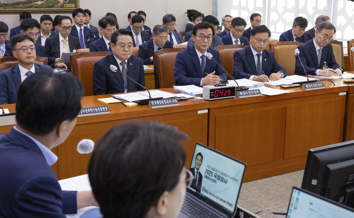 ▲전재수 해양수산부 장관이 15일 서울 여의도 국회 농림축산식품해양수산위원회에서 열린 2025년도 해양수산부 등에 대한 국정감사에서 의원 질의에 답하고 있다. (연합뉴스)