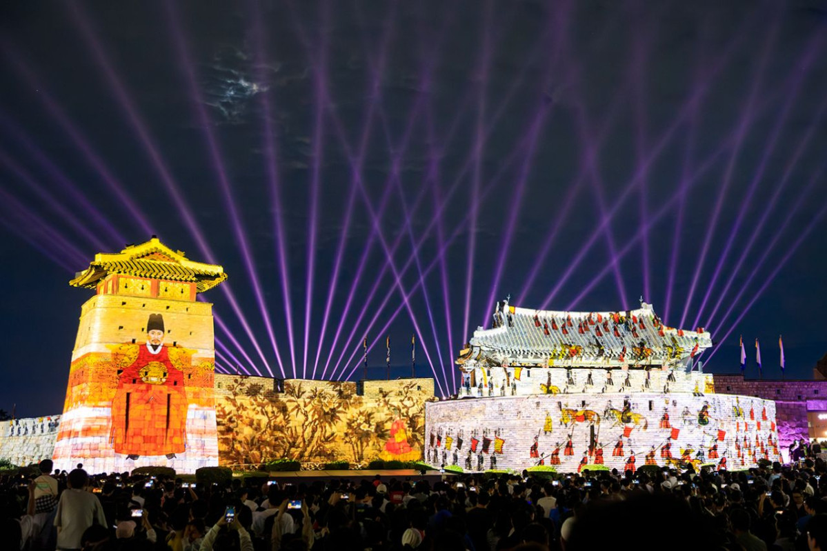 ▲미디어 아트 공연이 펼쳐지고 있다. (수원특례시)