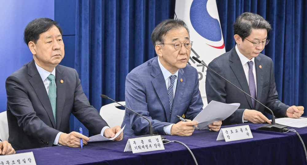 ▲(왼쪽부터) 구윤철 부총리 겸 기획재정부 장관, 김윤덕 국토교통부 장관, 이억원 금융위원회 위원장이 15일 서울 종로구 정부서울청사에서 주택시장 안정화 대책 관계부처 합동 브리핑을 하고 있다. (이투데이DB)