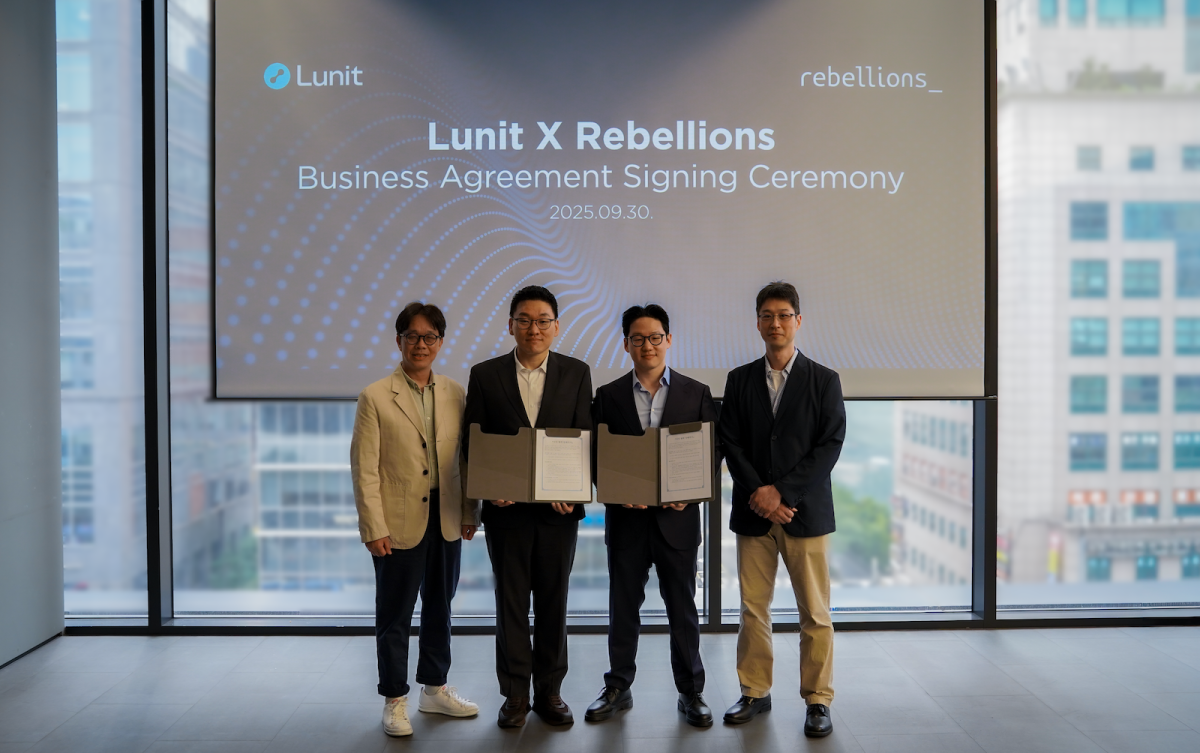 ▲왼쪽부터 김광정 리벨리온 비즈니스 총괄, 박성현 대표, 서범석 루닛 대표, 유성원 CTO가 서울 강남구 루닛 본사에서 열린 ‘글로벌 AI 사업개발 업무협약식(MOU)’에서 양해각서 서명 후 기념촬영을 하고 있다. (사진=루닛)