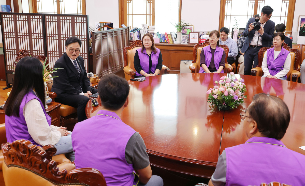 ▲우원식 국회의장이 15일 서울 여의도 국회 집무실에서 10.29 이태원참사 유가족과 면담을 하고 있다. (사진=연합뉴스)