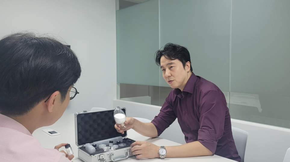 "의료 플라스틱, 환경의 뇌관"...애드벤처, 차세대 고분자로 해법 제시 - 뉴스 썸네일 이미지