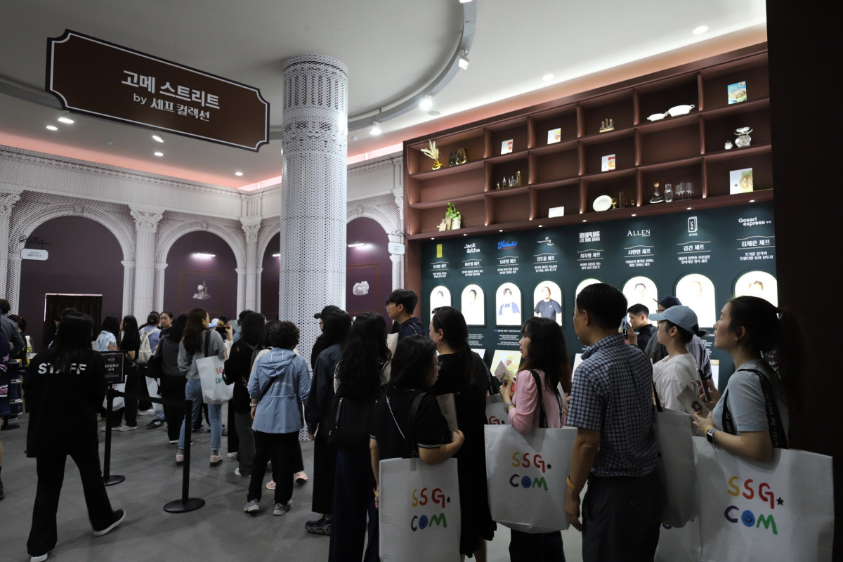 ▲15일 서울 성동구 성수동에서 열린 '미지엄' 내 고메 스트리트' 존에 방문객들이 줄지어 서있다. (사진제공=SSG닷컴)