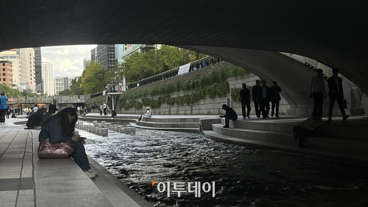 ▲15일 서울 중구 청계천을 찾은 시민들이 가을 바람을 맞으며 휴식을 취하고 있다.  (임하은 수습기자 hey@)