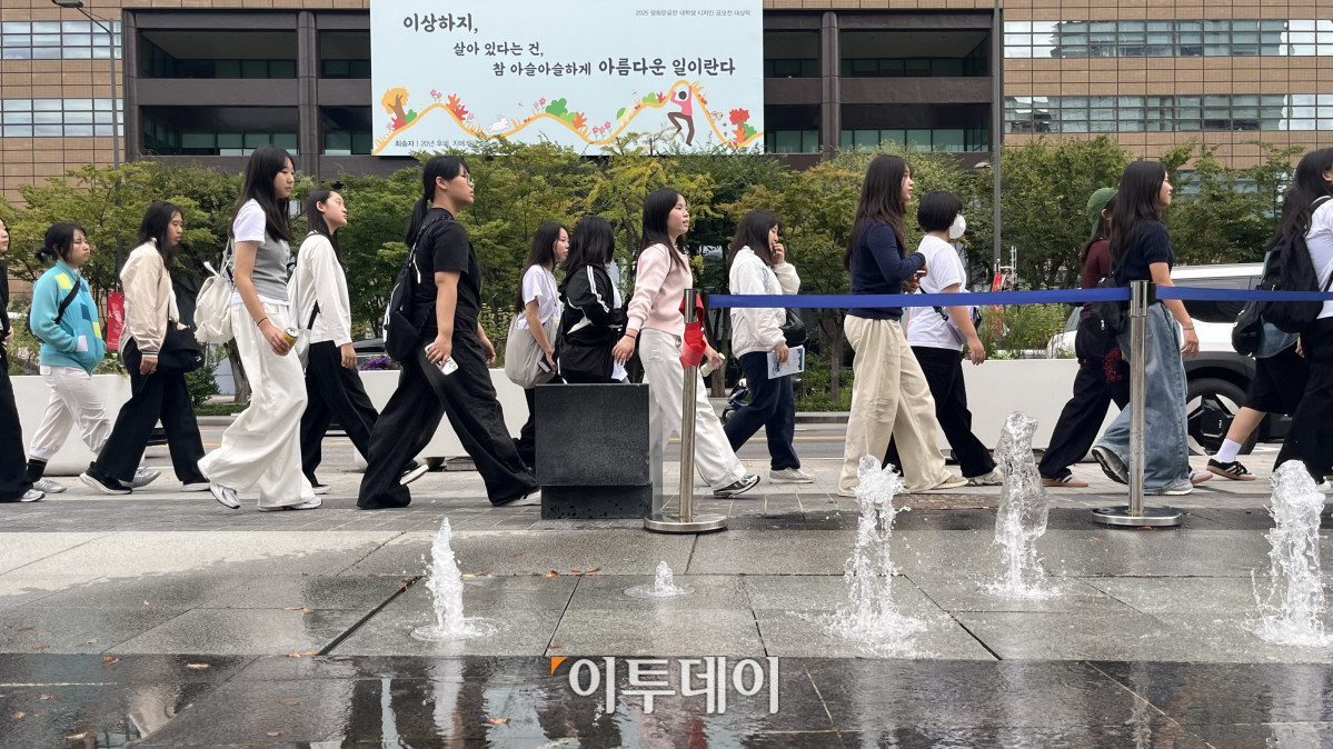 ▲15일 오후 서울 광화문 사거리 교보생명빌딩 가을 현판과 분수 사이를 단체 관광객들이 걸어가고 있다. ( 임하은 수습기자 hey@)