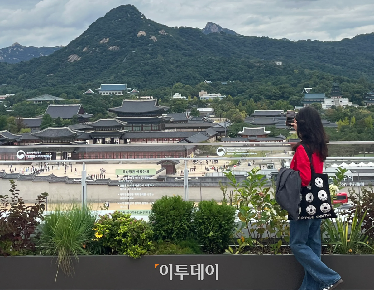 ▲15일 오후 서울 대한민국역사박물관 옥상에서 한 시민이 핸드폰 카메라에 경복궁의 가을 풍경을 담고 있다.  (임하은 수습기자 hey@)
