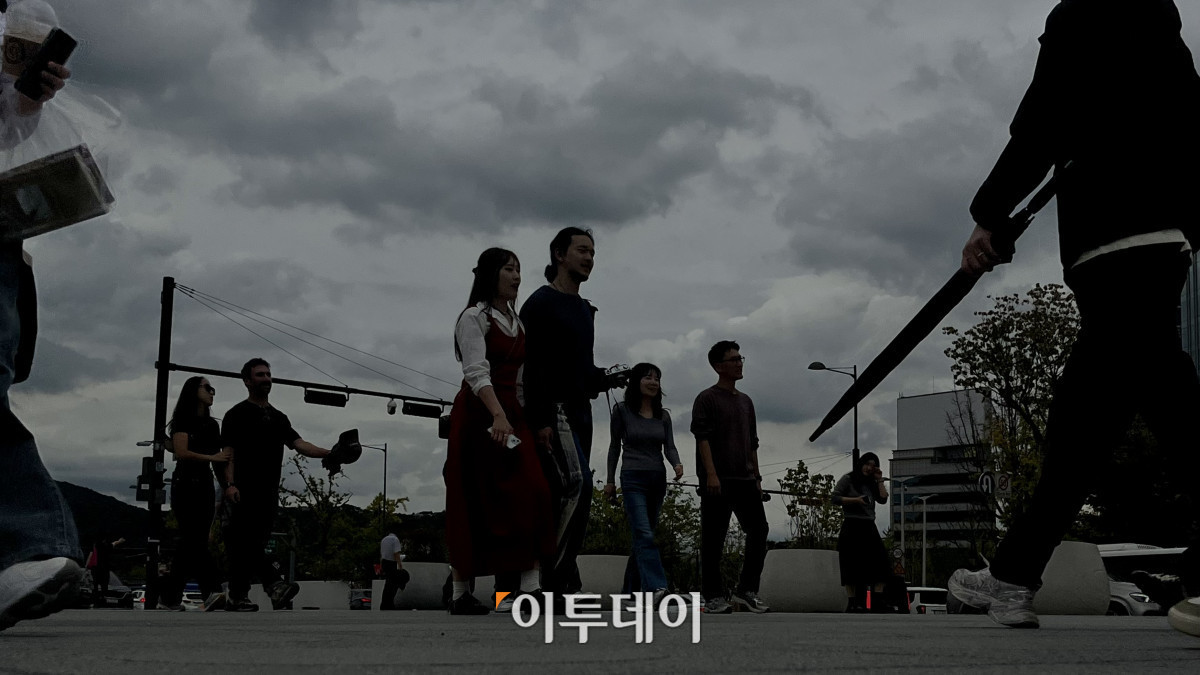 ▲먹구름이 가을 하늘을 뒤덮은 15일 오후, 한 손에 우산을 든 시민들이 광화문 광장을 가로지르고 있다. 기상청에 따르면 이날 밤부터 비가 내릴 예정이다.  (임하은 수습기자 hey@)