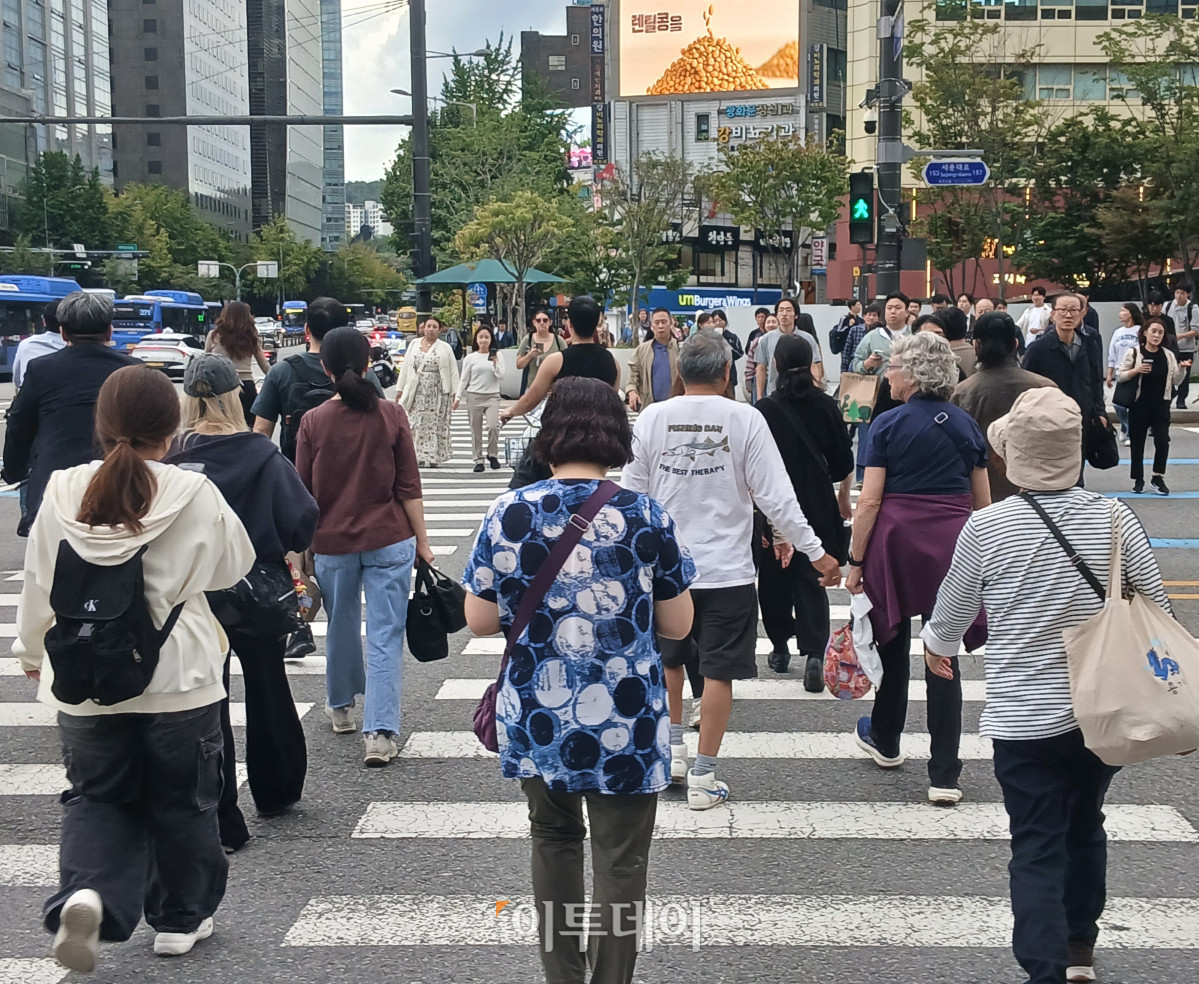 ▲서울의 낮 최고 기온이 24도까지 오른 15일 서울 광화문 사거리에서 다양한 옷차림의 시민들이 횡단보도를 건너고 있다. 황수민 수습기자 breathein@