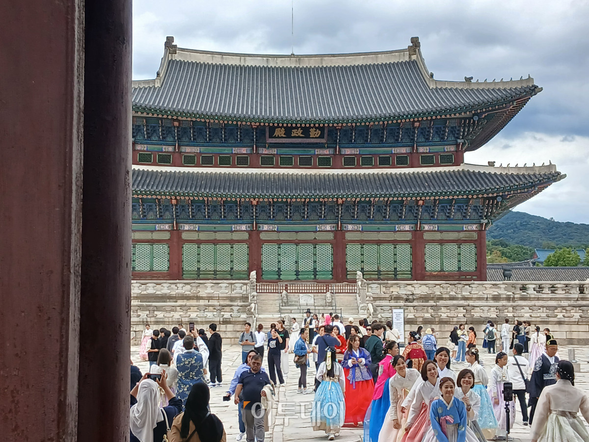 ▲15일 오후 시민들과 외국인들이 경복궁 근정전 앞에서 각양각색의 복장을 입고 어우러져 있다. 황수민 수습기자 breathein@