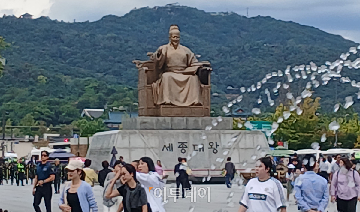 ▲15일 오후 시민들과 외국인들이 광화문광장 세종대왕 동상 앞을 걸으며 가을의 찜통 무더위를 피하기 위해 발걸음을 재촉하고 있다. 황수민 수습기자 breathein@