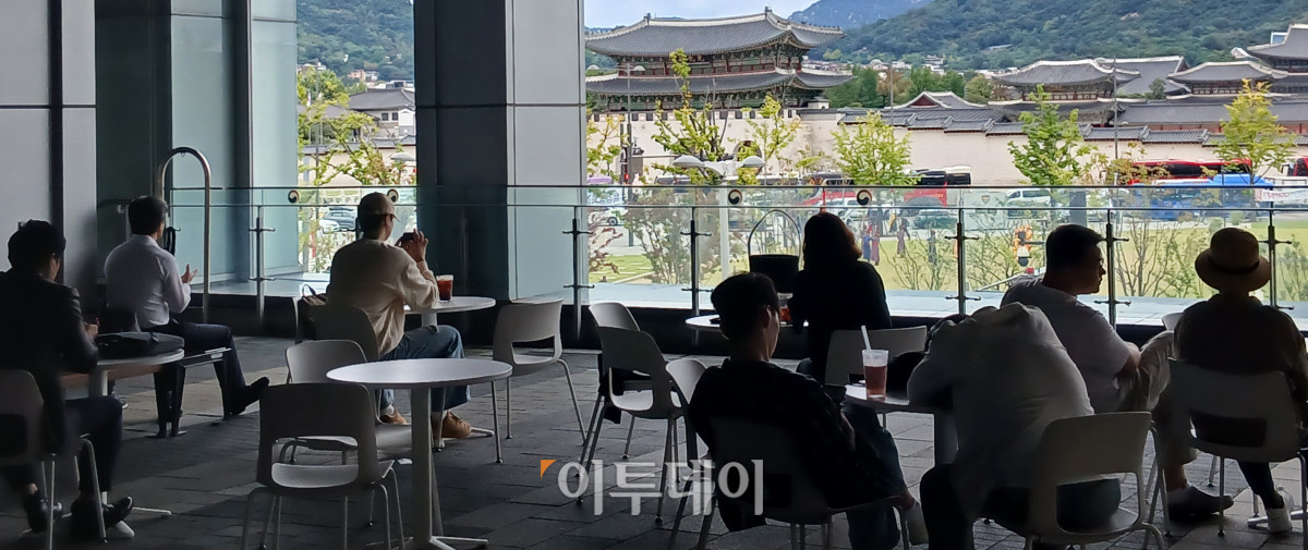 ▲15일 오후 시민들이 24도의 무더위를 피해 서울 종로구 대한민국역사박물관 3층 야외 카페 앞에서 의자에 앉아 쉬고 있는 모습이다. 황수민 수습기자 breathein@