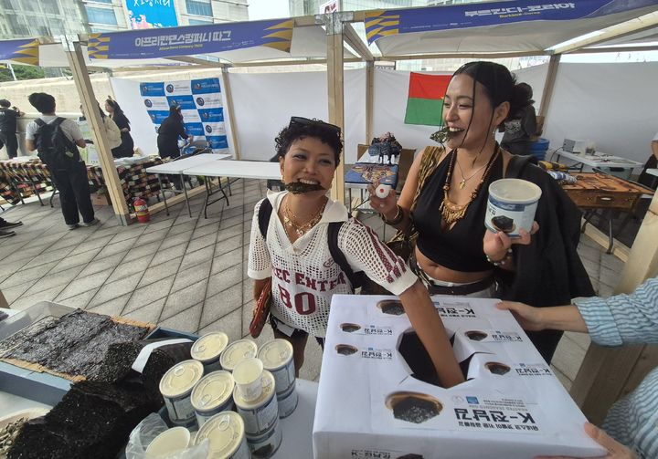 ▲ K-전남 김 홍보 활동을 하고 있는 장면. (사진제공=전남도)