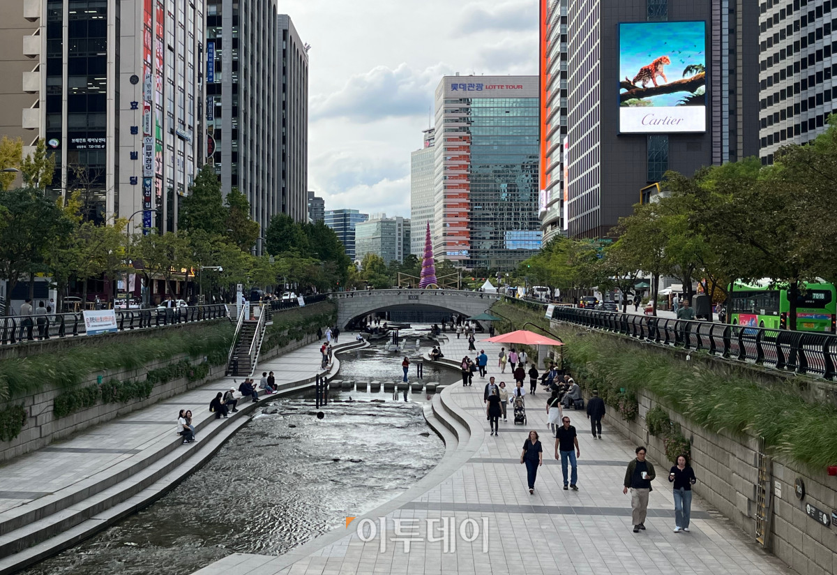 ▲날씨가 흐린 15일 서울 종로구 청계천에서 시민들이 걷고 있다. 박진희 수습기자 jinhee12@