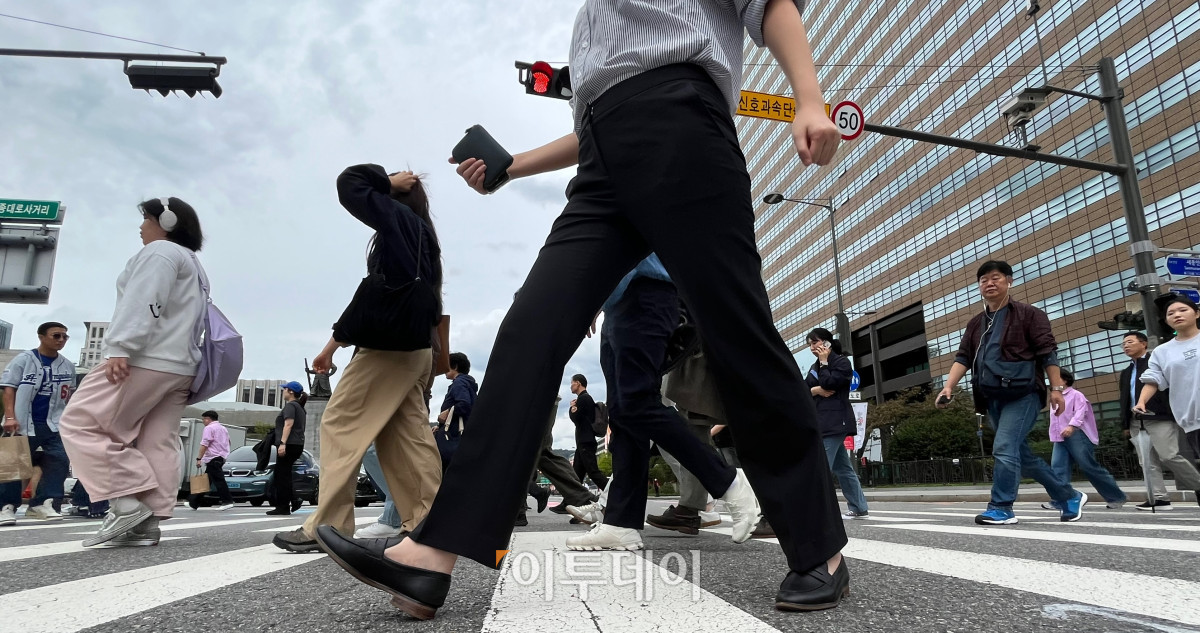 ▲구름이 많은 15일 오후 서울 광화문에서 시민들이 횡단보도를 건너고 있다. 기상청에 따르면 내일 서울의 최고기온은 23도로 오후부터 흐릴 예정이다.  박진희 수습기자 jinhee12@