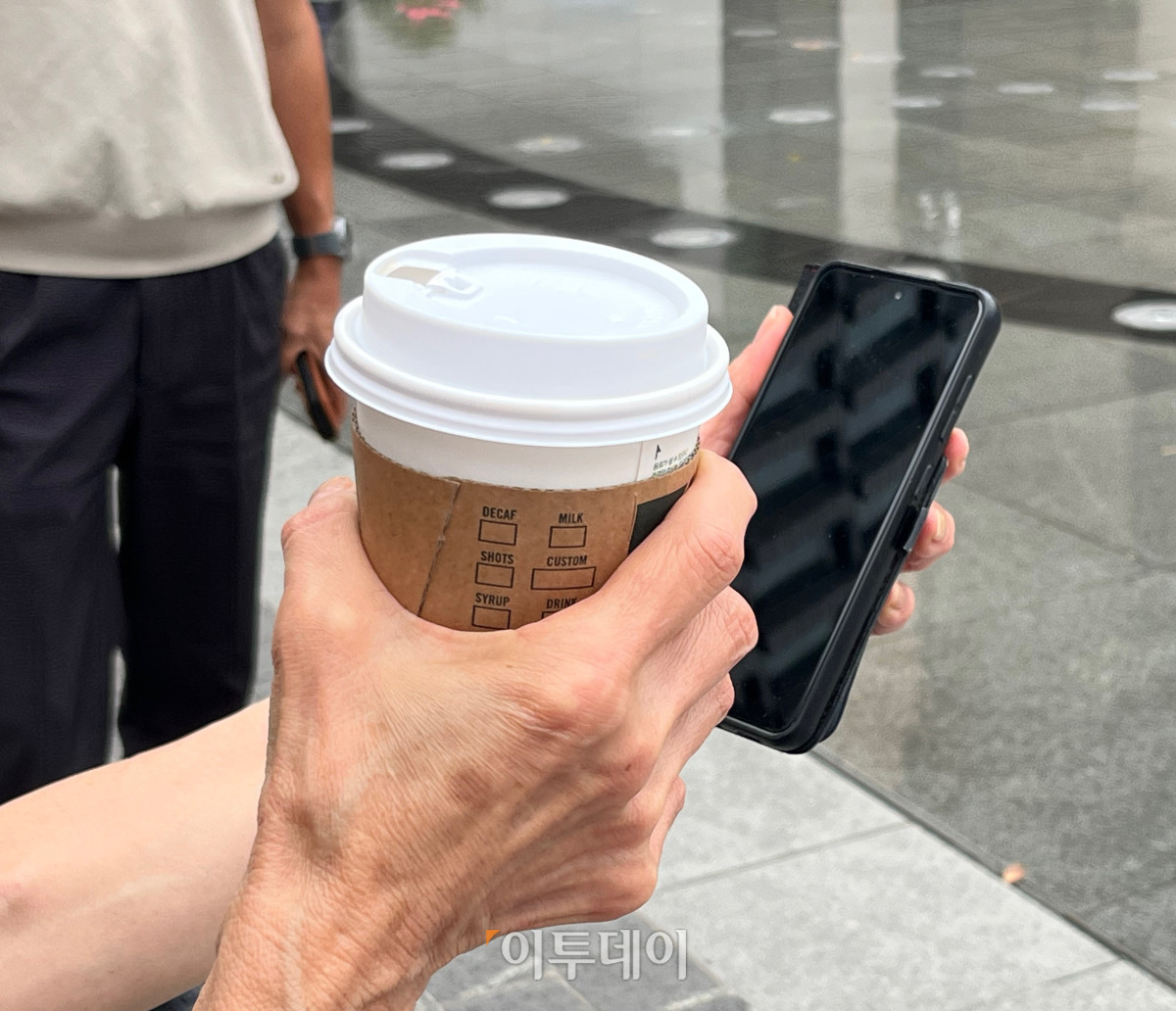 ▲서울의 낮 최고기온이 25도인 15일 서울 광화문 광장에서 한 시민이 따뜻한 음료를 들고 있다. 박진희 수습기자 jinhee12@