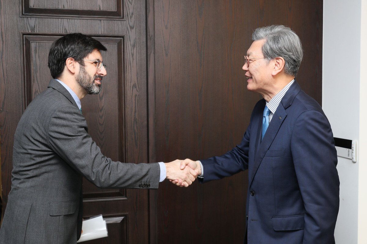 ▲김창범 한경협 부회장(오른쪽)이 15일 FKI타워 한국경제인협회를 방문한 클라우디오 라울 몬손 바에사 주한 쿠바대사와 악수하고 있다. (한경협)