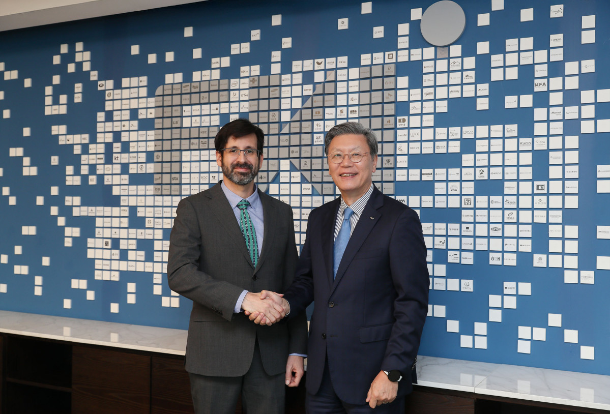 ▲김창범 한경협 부회장(오른쪽)이 15일 FKI타워 한국경제인협회를 방문한 클라우디오 라울 몬손 바에사 주한 쿠바대사와 악수하고 있다. (한경협)