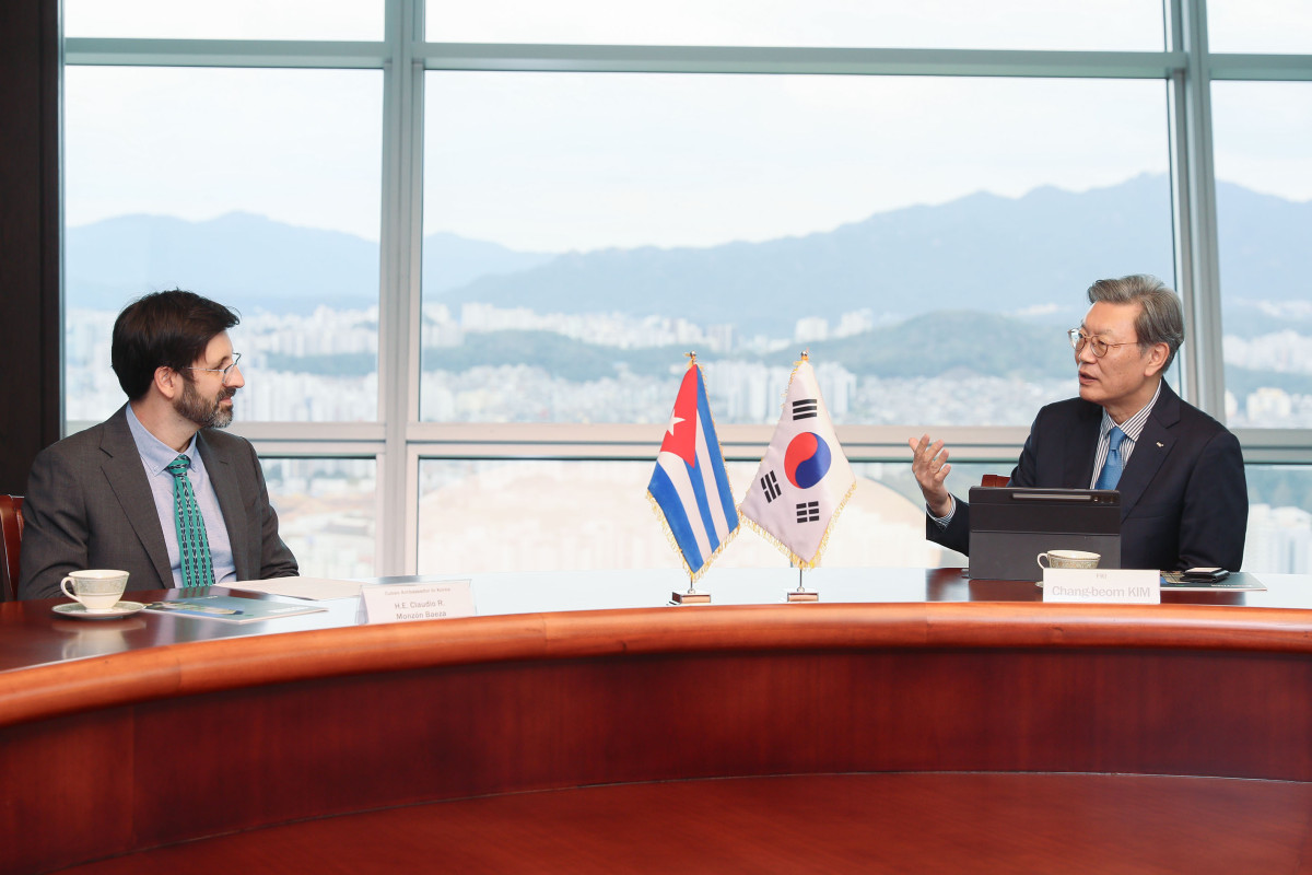 ▲김창범 한경협 부회장(오른쪽)이 15일 FKI타워 한국경제인협회를 방문한 클라우디오 라울 몬손 바에사 주한 쿠바대사를 만나 주요 현안과 양국 간 경제협력 강화 방안에 대해 논의했다. (한경협)
