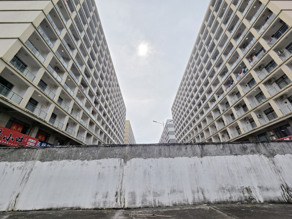 ▲14일(현지시간) 오후 캄보디아 시아누크빌에 있는 범죄 단지로 추정되는 건물 인근에 3m가 넘는 담벼락이 서 있다.  (연합뉴스)