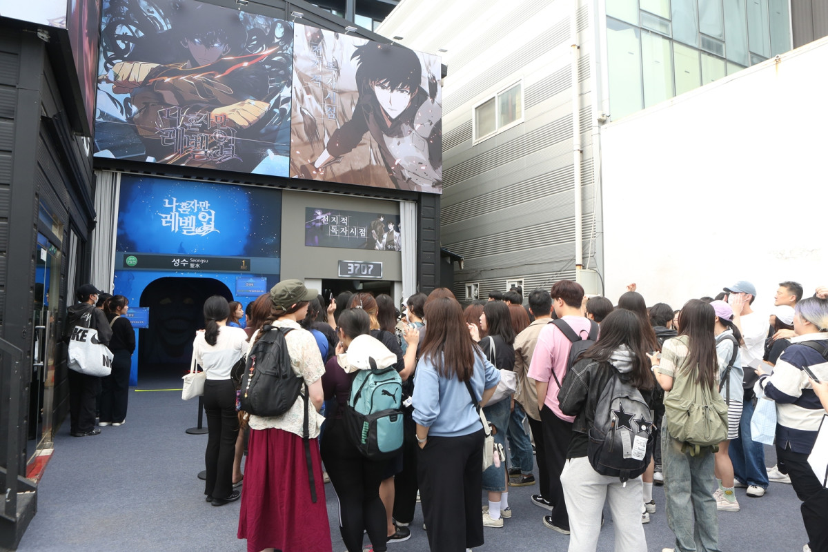 ▲ 지난해 성수에서 개최한 '2024 월드 웹툰 페스티벌'을 찾은 방문객들의 모습 (사진제공=롯데백화점)
