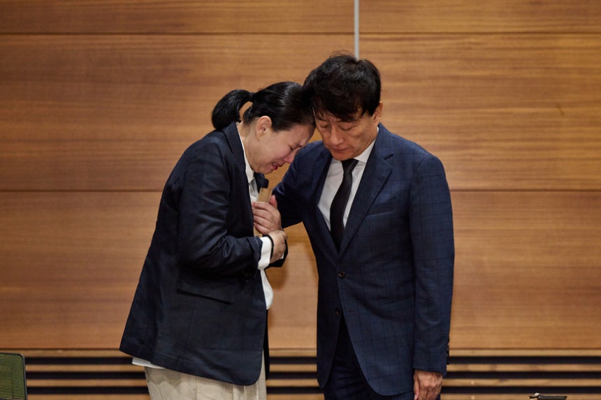 ▲15일 서울 마포구 MBC 사옥에서 진행된 MBC-고 오요안나 기상캐스터 유족 합의 서명식에서 오씨의 어머니 장연미씨가 안형준 사장에게 명예사원증을 전달 받는 모습. (사진제공=MBC)