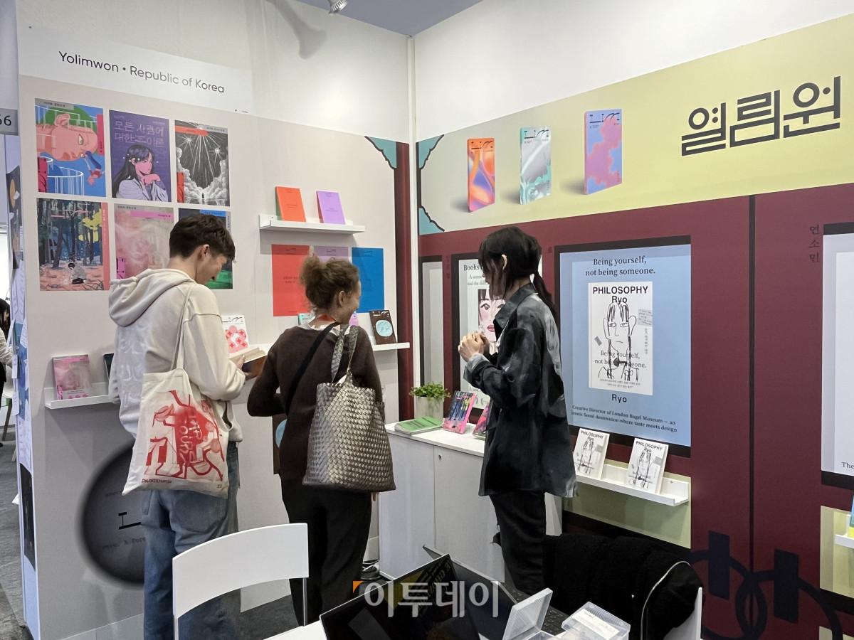 ▲출판사 열림원은 '2025 프랑크푸르트 도서전'에 단독 부스를 마련해 자사에서 출간한 다양한 한국 문학을 해외 독자들에게 소개했다. (송석주 기자 ssp@)