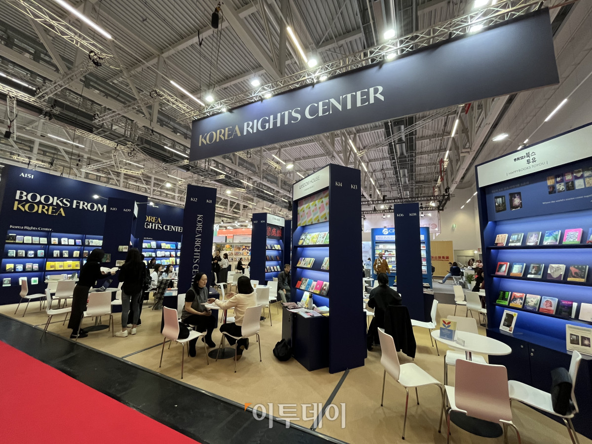 ▲15일(현지시간) 독일 프랑크푸르트 암 마인(Frankfurt am Main)에 있는 박람회장에서 개최된 '2025 프랑크푸르트 도서전'에서 문화체육관광부 산하 한국출판문화산업진흥원(출판진흥원)이 수출상담관을 차려 해외 바이어들에게 K-문학을 소개하고 있는 모습. (송석주 기자 ssp@)