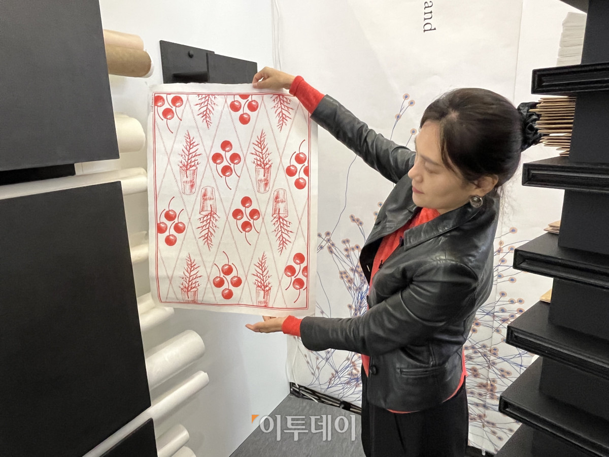 ▲김지원 공진원 전통문화확산본부장이 인테리어 용도로 제작된 한지를 펼쳐 보이고 있다. (송석주 기자 ssp@)