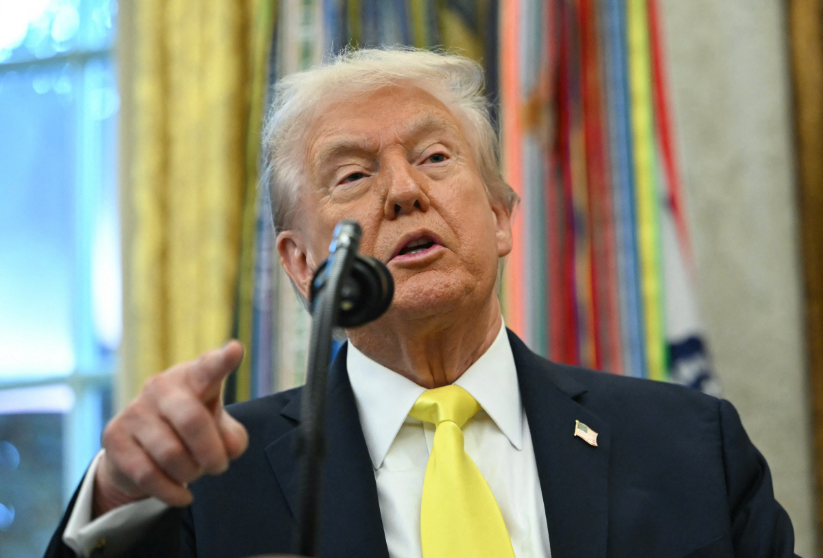 ▲도널드 트럼프 미국 대통령이 15일(현지시간) 백악관 집무실에서 기자회견을 하고 있다. 워싱턴D.C./AFP연합뉴스