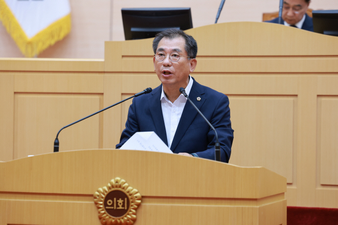 ▲전라남도의회서 '해양쓰레기 대응의 국가책임 강화 촉구 건의안'에 대한 제안설명에 나선 최병용 전남도의원. (사진제공=전남도의회)