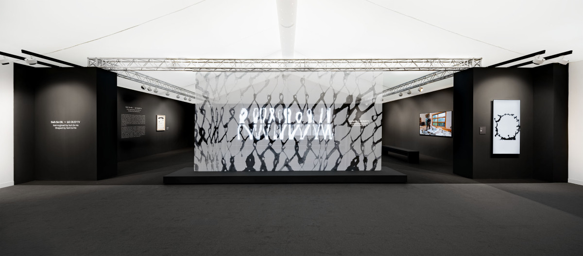 ▲반투명 패브릭과 투명 올레드 TV, 올레드 에보를 나란히 배치해 하나의 작품처럼 구성한 LG전자의 전시 공간. (자료제공=LG전자)