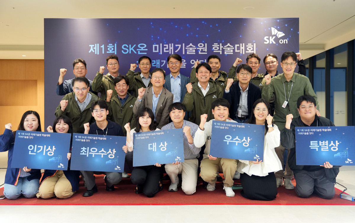 ▲15일 대전 SK온 미래기술원에서 '제1회 미래기술원 학술대회'가 열린 가운데 박기수 SK온 미래기술원장(가운데줄 왼쪽 네 번째), 이장원 SK온 최고기술책임자(뒷줄 왼쪽 세 번째), 피승호 SK온 제조총괄(뒷줄 왼쪽 네 번째), 최장욱 서울대 화학생물공학부 교수(가운데줄 왼쪽 세 번째) 등 주요 참석자와 SK온 연구원들이 기념촬영을 하고 있다. (사진제공=SK온)