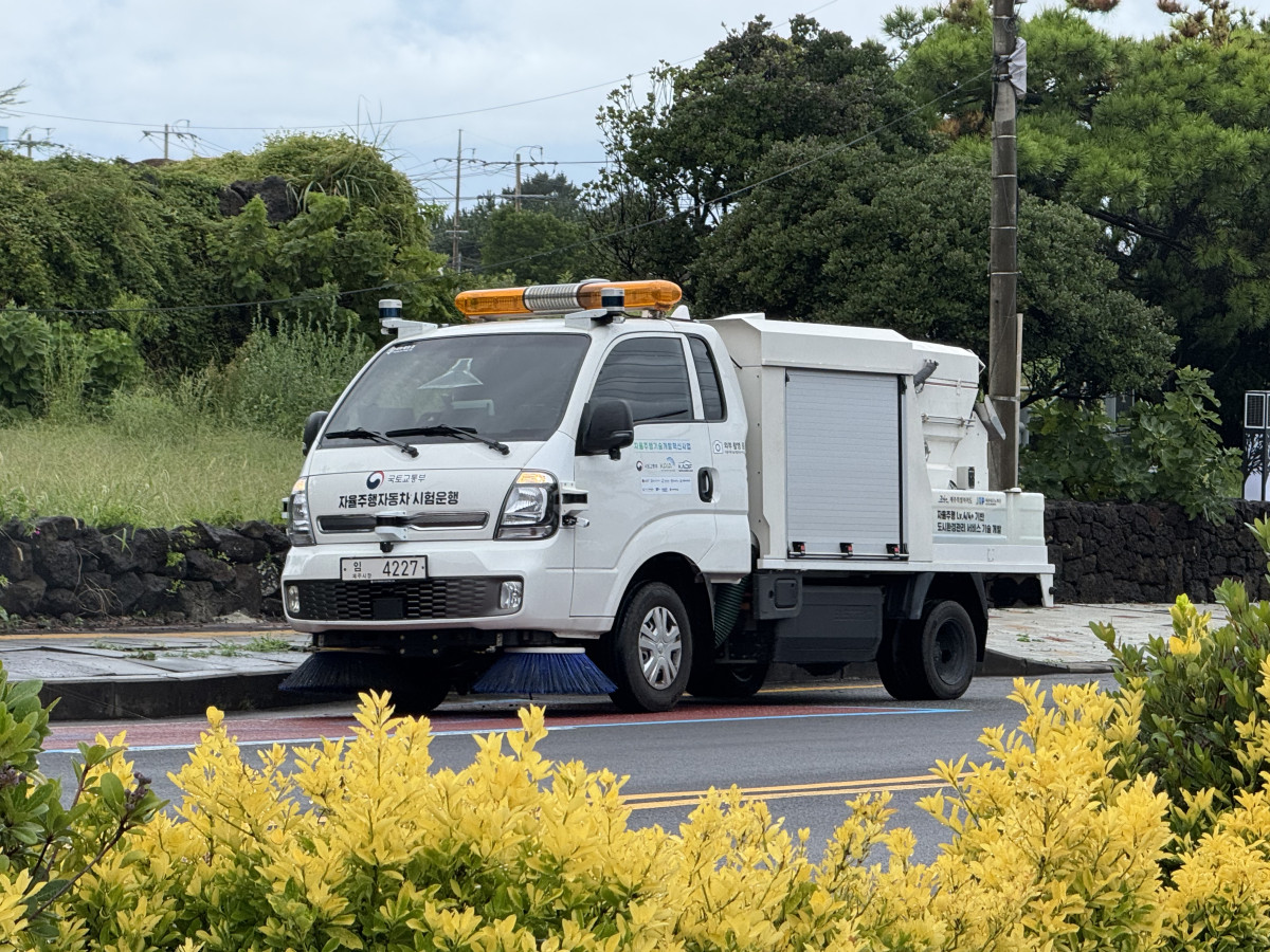 ▲LG유플러스는 제주특별자치도와 함께 자율주행 노면청소차 시범운행 사업을 진행한다고 16일 밝혔다. 사진은 시범운행 차량이 제주 시내를 주행하며 도로를 청소하고 있는 모습. (사진제공=LG유플러스)