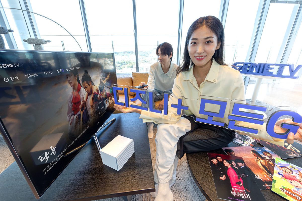 ▲모델들이 ‘모든G 전용 메뉴’ 화면 앞에서 ‘지니 TV 디즈니+ 모든G’를 소개하고 있다. (사진제공=KT)