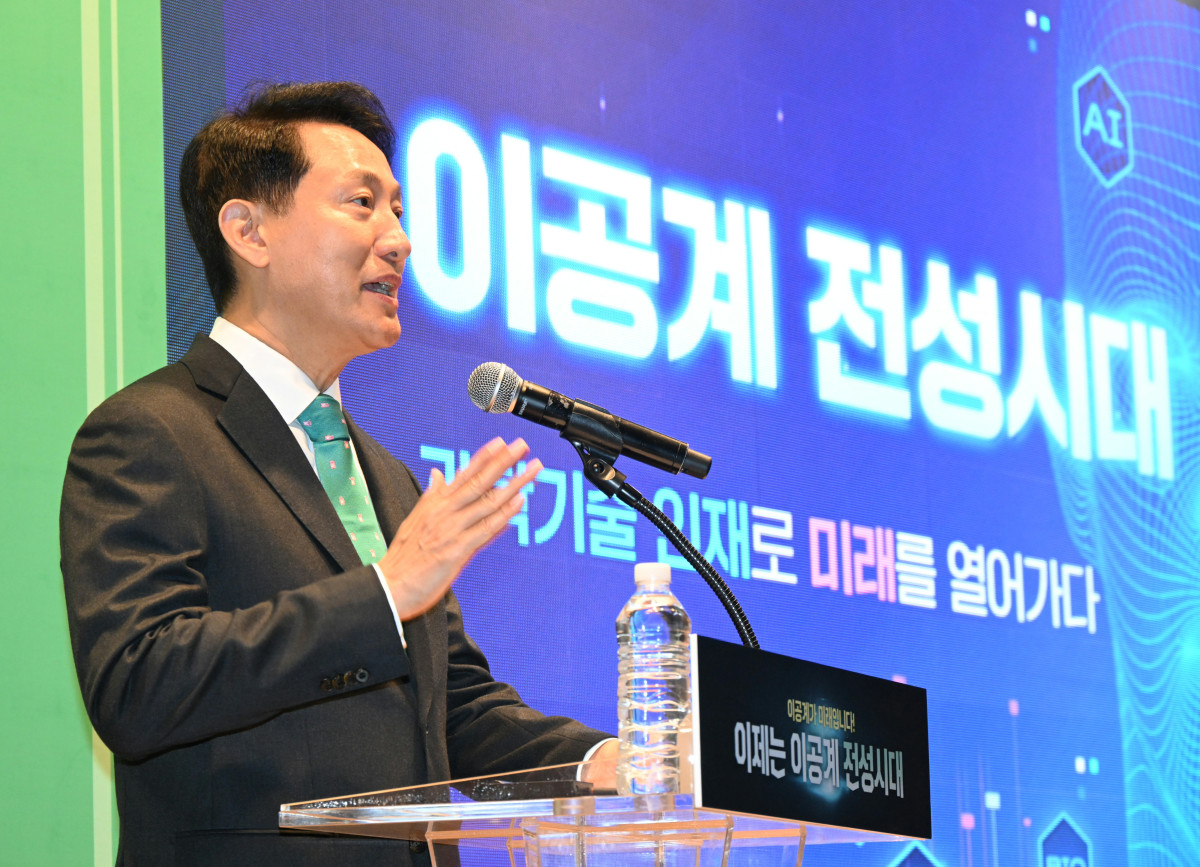 ▲오세훈 서울시장이 지난달 25일 오후 고려대학교 미래융합기술관 대강당에서 열린 이제는 이공계 전성시대 포럼에 참석해 기조연설을 통해 이공계 인재 육성을 위한 비전을 제시하고 있다. (서울시)