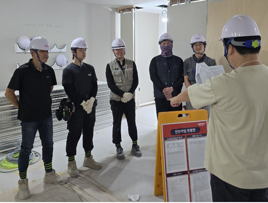 ▲오스템임플란트 인테리어 시공팀이 현장 작업 전 안전 교육을 하는 모습. (오스템임플란트)