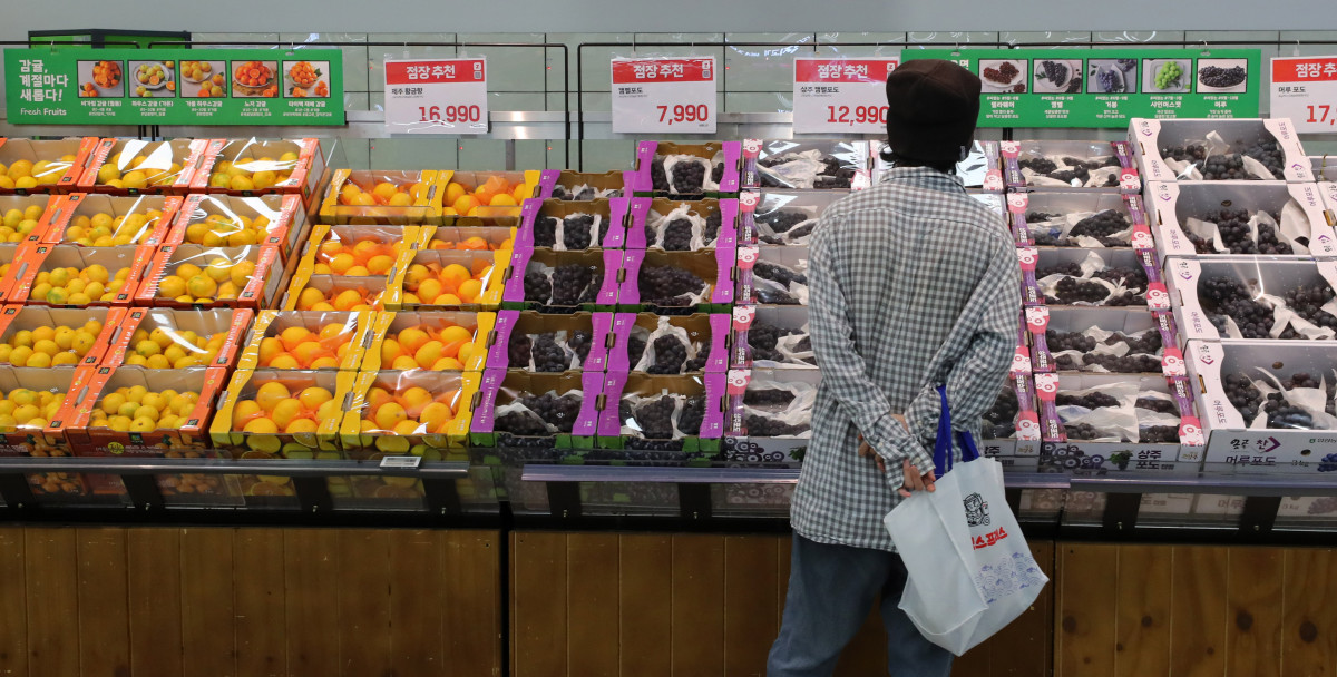▲ 9일 서울 시내 한 대형마트에서 고객들이 장을 보고 있다. (뉴시스)
