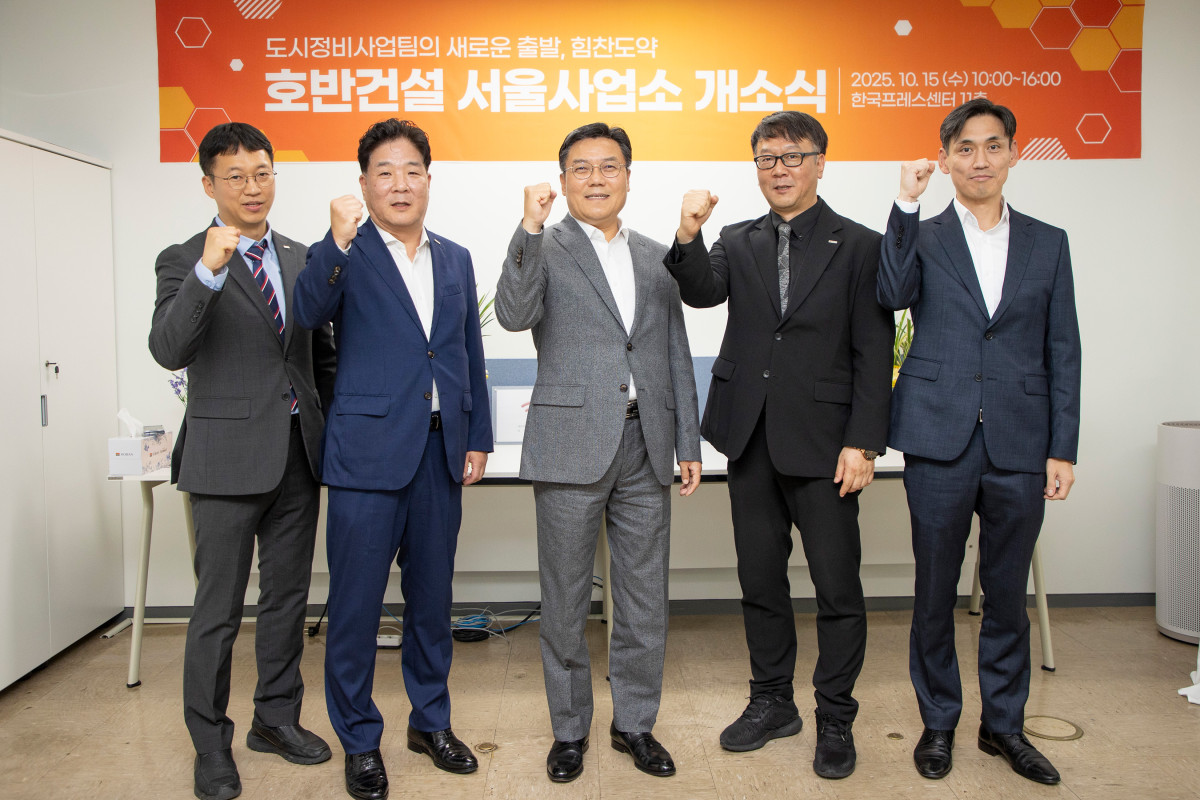 ▲호반건설은 15일 서울 중구 한국프레스센터에 서울·수도권 도시정비사업 본격화를 위한 서울사업소 개소식을 진행했다. (사진 가운데 박철희 호반건설 사장, 왼쪽 두번째 조형식 도시정비사업팀 이사) (호반건설)