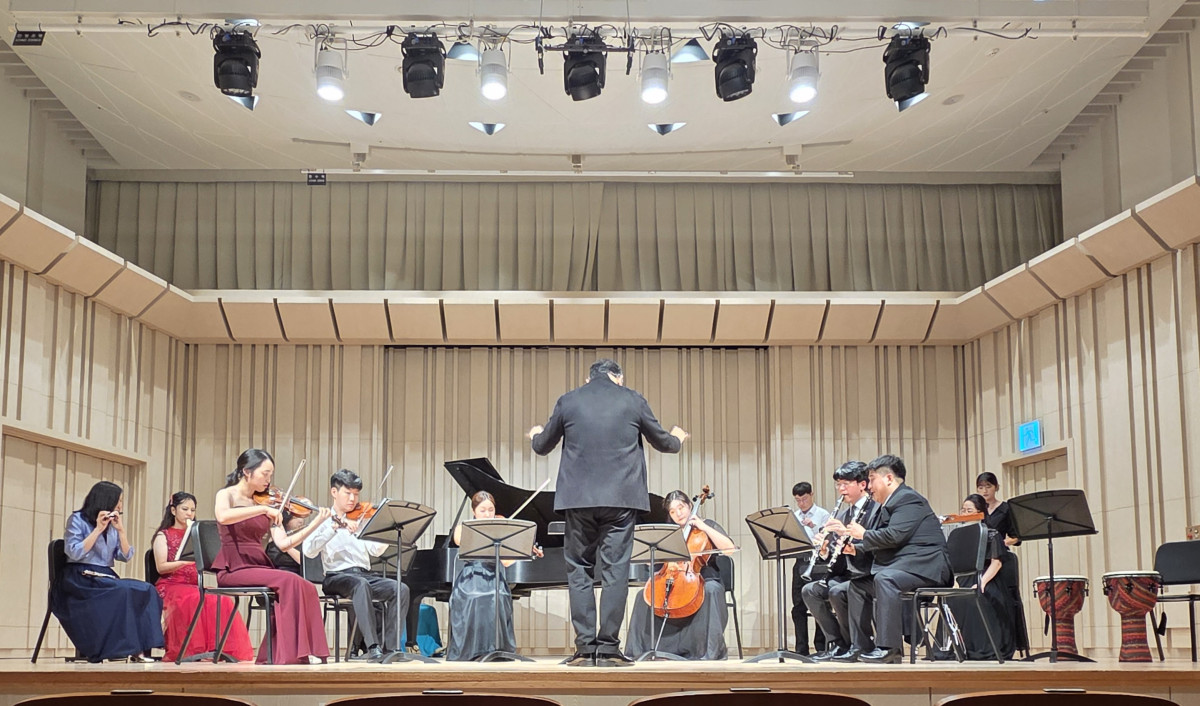 ▲15일 푸르지오홀에서 장애인 클래식 연주단 OCI드림앙상블과 멘토들이 공연을 하고 있다. (사진= OCI홀딩스)