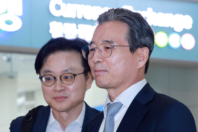 ▲한미 관세 협상 후속 논의와 관련, 하워드 러트닉 미국 상무부 장관과 협상할 예정인 김용범 대통령실 정책실장(오른쪽)과 김정관 산업통상부 장관이 16일 인천국제공항 제2여객터미널을 통해 미국 워싱턴DC로 출국하고 있다.  (연합뉴스)
