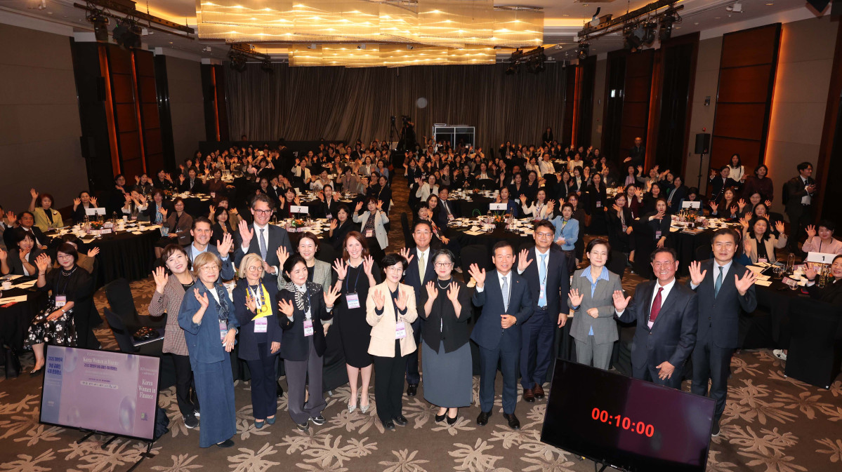 ▲원민경 성평등가족부 장관, 서유석 금융투자협회 회장, 제니퍼 바커 30%클럽 글로벌 의장, 이종재 이투데이그룹 부회장, 김상경 여성금융인네트워크 회장 등이 16일 서울 여의도 콘래드 호텔에서 이투데이와 여성금융인네트워크(여금넷) 공동주최로 열린 ‘2025 대한민국 여성금융인 국제 콘퍼런스’에서 기념촬영을 하고 있다. 올해로 10주년을 맞이한 이번 대한민국 여성금융인 국제 콘퍼런스에선 ‘여성 리더십 제도화를 통한 금융산업의 지속 가능한 성장-30% 여성 임원을 향한 제도적 첫걸음 한국형 여성금융인 헌장 제안과 글로벌 연대’를 주제로 10년의 궤적을 기념하며, 금융의 지속가능한 미래를 논의했다. 신태현 기자 holjjak@