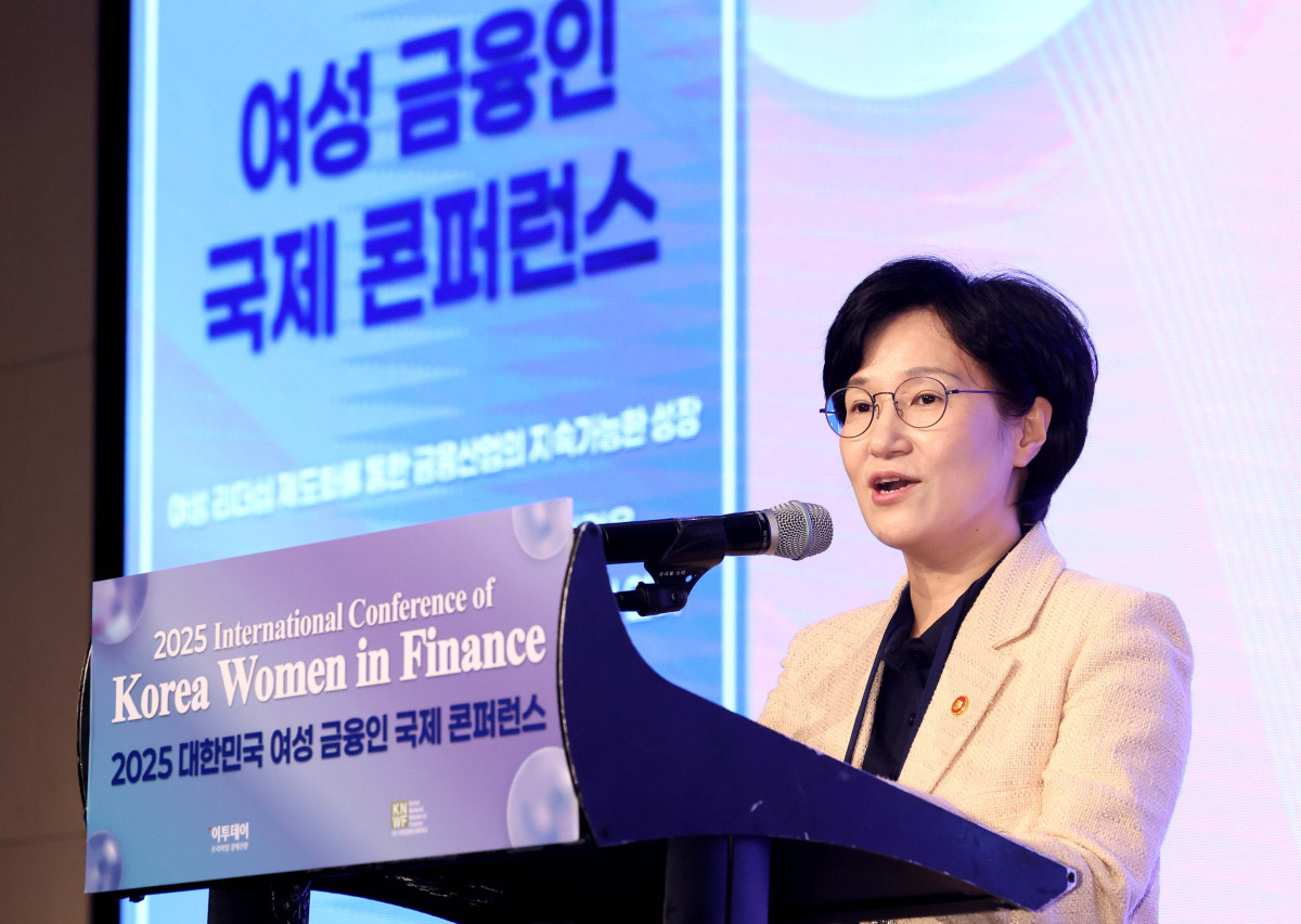 ▲원민경 성평등가족부 장관이 16일 서울 여의도 콘래드 호텔에서 이투데이와 여성금융인네트워크(여금넷) 공동주최로 열린 ‘2025 대한민국 여성금융인 국제 콘퍼런스’에서 축사를 하고 있다. 올해로 10주년을 맞이한 이번 대한민국 여성금융인 국제 콘퍼런스에선 ‘여성 리더십 제도화를 통한 금융산업의 지속 가능한 성장-30% 여성 임원을 향한 제도적 첫걸음 한국형 여성금융인 헌장 제안과 글로벌 연대’를 주제로 10년의 궤적을 기념하며, 금융의 지속가능한 미래를 논의했다. 신태현 기자 holjjak@